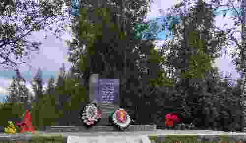 Братская могила советских воинов, павших в боях с фашистами, 1941-1942 гг.